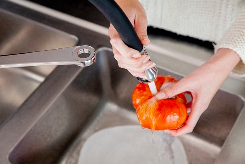 Смеситель для кухни с магнитным держателем и гибким изливом KITCHEN MAGNET 388801MC