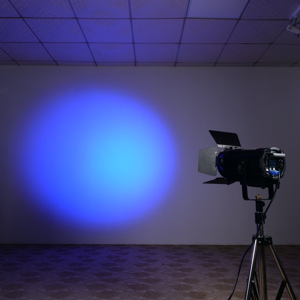 LED Fresnel Spotlight with Auto Zoom — Fresnel прожектор 350 Вт RGBW