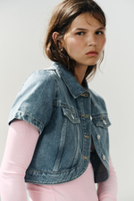 УКОРОЧЕННАЯ ДЖИНСОВАЯ РУБАШКА TRF С АССИМЕТРИЧНЫМ НИЗОМ — ZARA