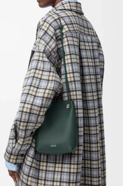 Loewe Сумка-мешок Pebble из гладкой телячьей кожи, зеленый