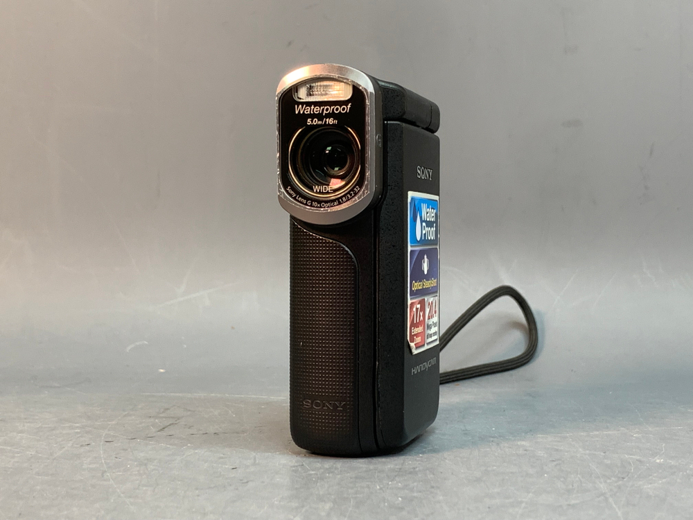 Sony HDR-GW77, скол на корпусе