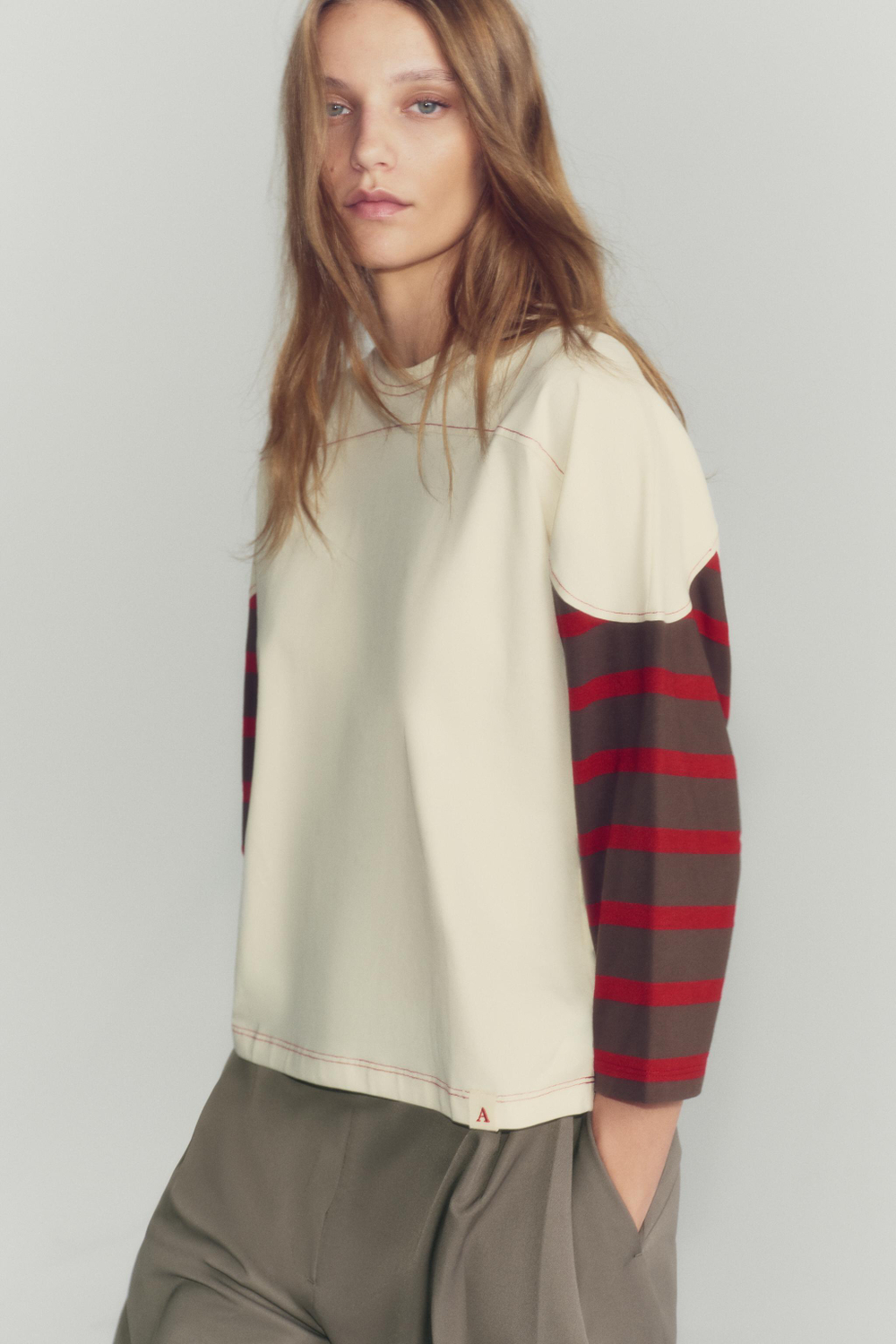 ФУТБОЛКА С КОНТРАСТНЫМИ РУКАВАМИ В ПОЛОСКУ — ZARA