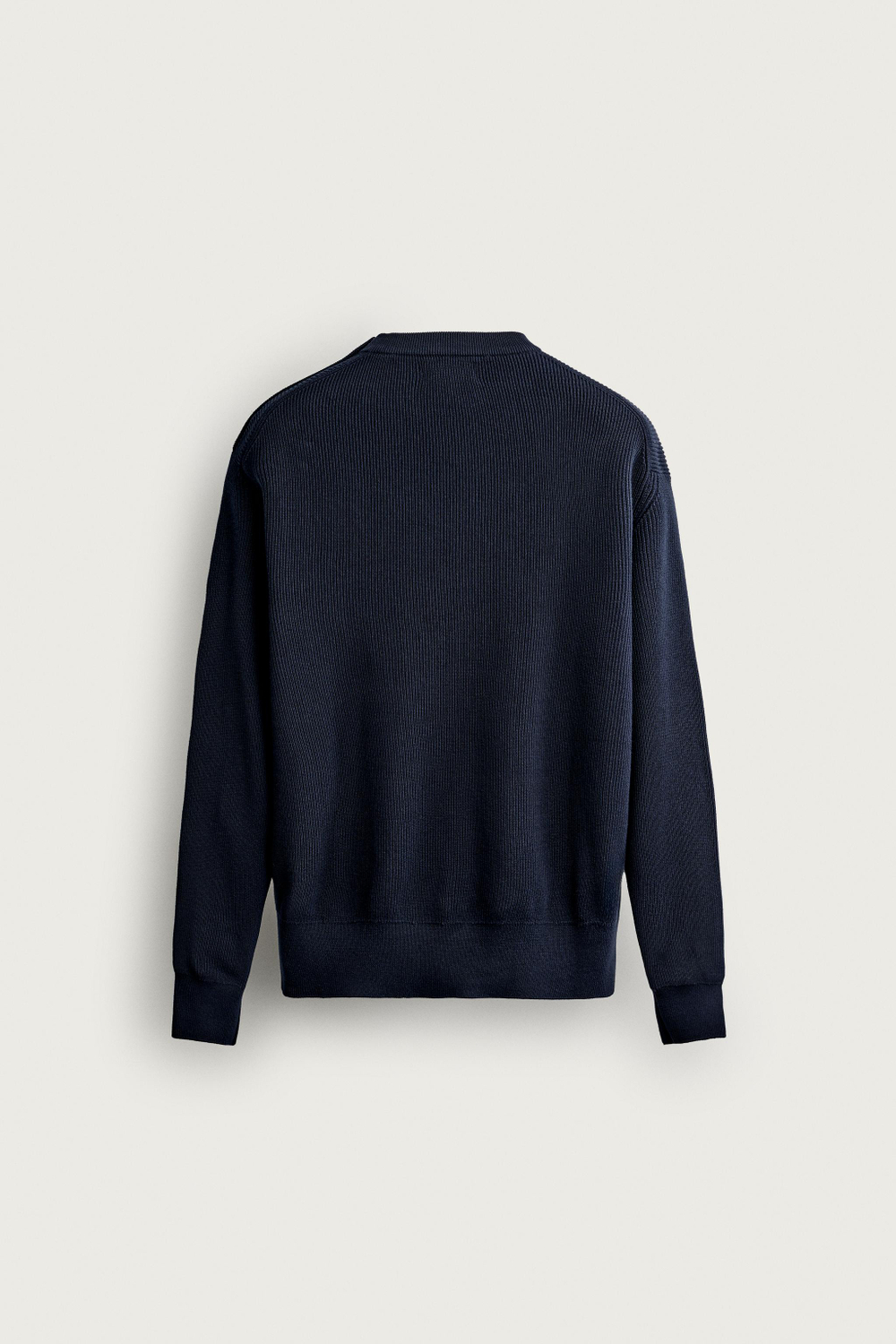 СВИТЕР КЛАССИЧЕСКОГО КРОЯ С ПУГОВИЦАМИ НА ПЛЕЧЕ — ZARA