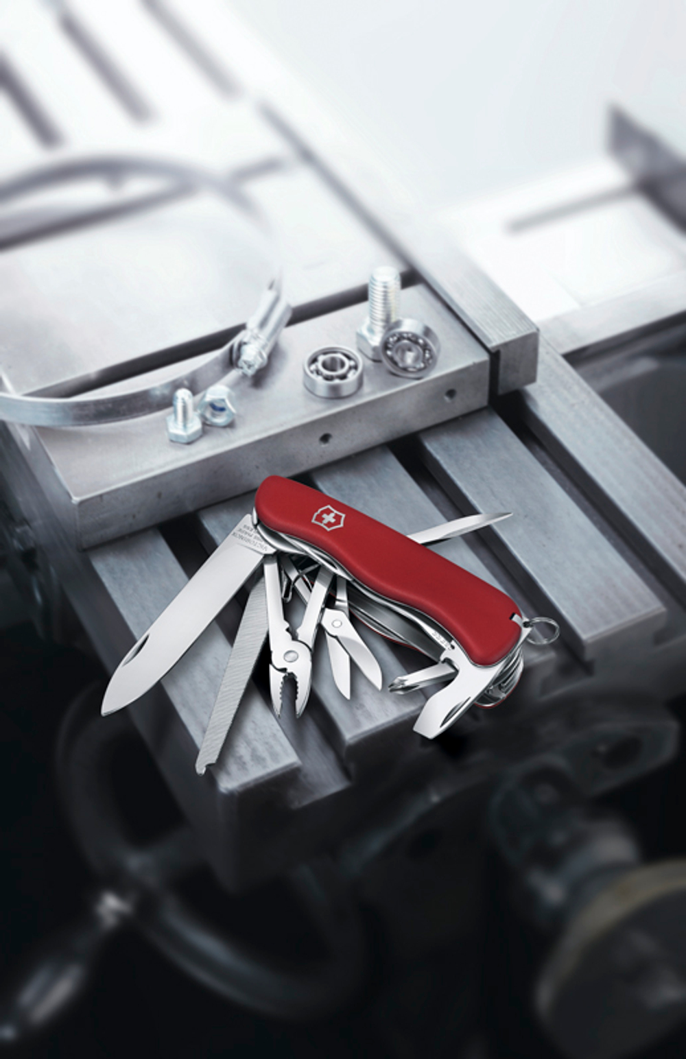 Нож Victorinox WorkChamp 111 мм, 21 функция, красный