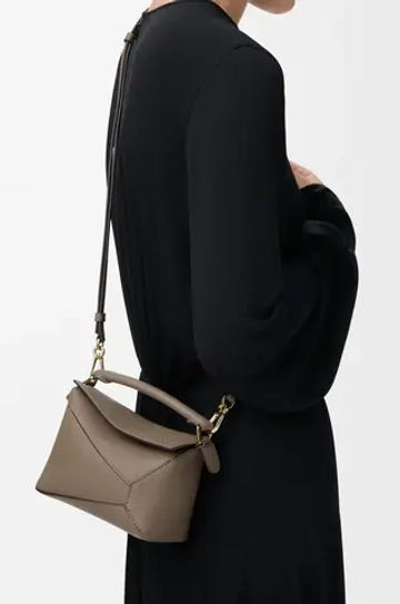 Loewe Мини-сумка Puzzle Edge из мягкой зернистой телячьей кожи, серо-коричневый