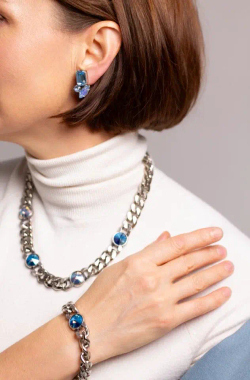 Колье плоская цепь с голубыми кристаллами Swarovski, оттенок серебро