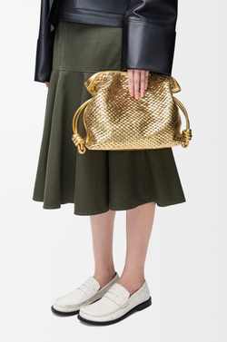 Loewe Средняя сумка-клатч Flamenco из ламинированной овечьей кожи, золотой