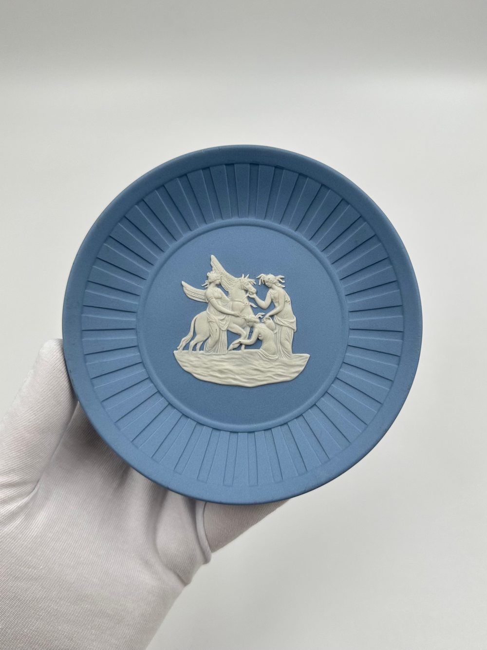 Тарелка декоративная Wedgwood голубая