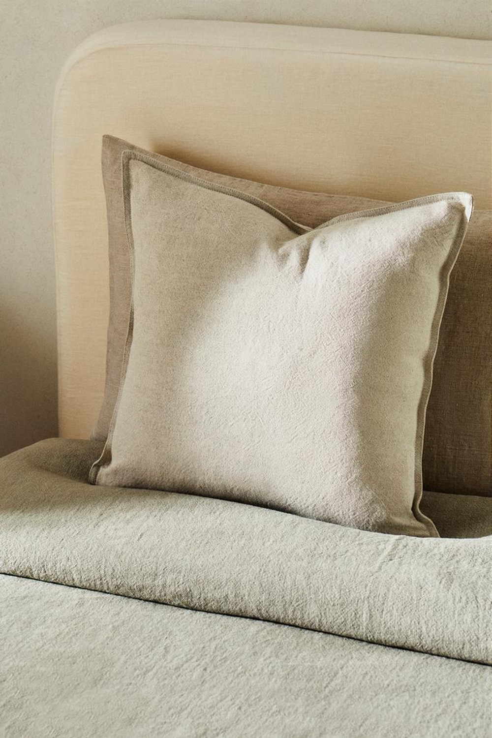 ZARA HOME ЛЬНЯНОЙ ЧЕХОЛ НА ПОДУШКУ, ЖЕЛТОВАТО-БЕЛЫЙ