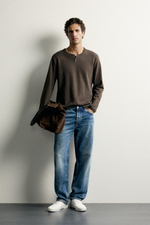 ТРИКОТАЖНАЯ ФУТБОЛКА В ПОЛОСКУ С ВОРОТНИКОМ ХЕНЛИ — ZARA