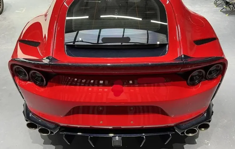 Карбоновая нижняя вставка крышки багажника Carbonado для Ferrari 812 Superfast | GTS 2018+