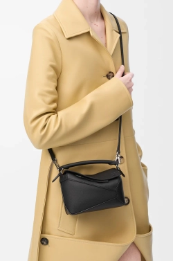 Loewe Мини-сумка Puzzle Edge из классической телячьей кожи, черный