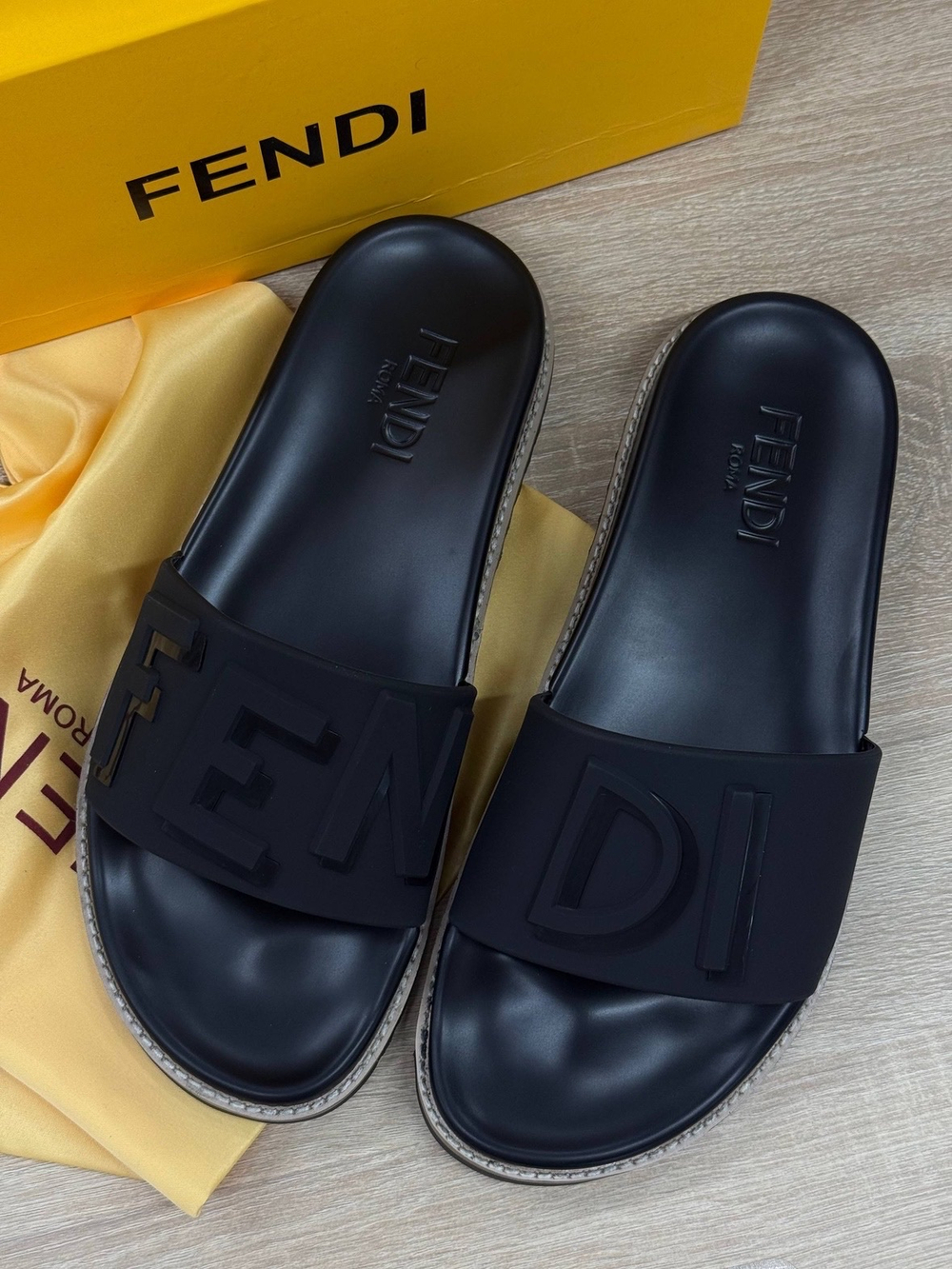 Шлепанцы/Тапочки Fendi