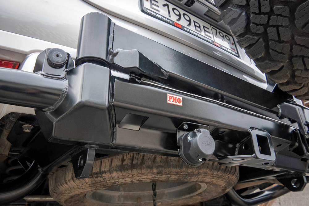 Бампер задний силовой/защита штатного бампера Toyota Land Cruiser Prado 150 c квадратом под фаркоп, калиткой, подсветкой номера РИФ