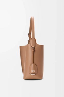 Loewe Средняя сумка-ведро Bilbao из гладкой телячьей кожи, мокко