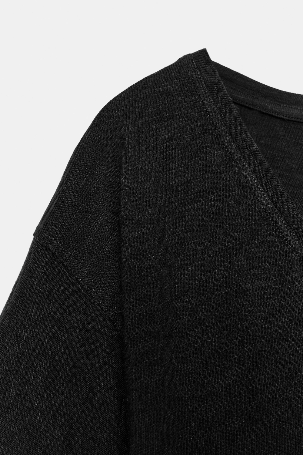 ZARA ФУТБОЛКА С V-ОБРАЗНЫМ ВЫРЕЗОМ, ЧЕРНЫЙ