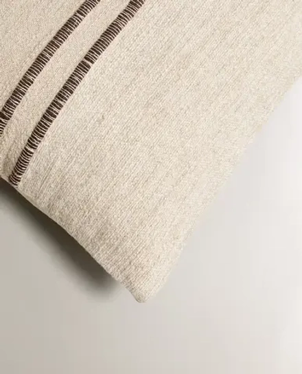 ZARA HOME НАВОЛОЧКА ДЛЯ ДЕКОРАТИВНОЙ ПОДУШКИ С КОНТРАСТНОЙ ЛИНИЕЙ, СВЕТЛО-БЕЖЕВЫЙ