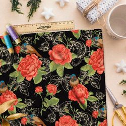 Ткань флис алые розы и их наброски на чёрном фоне