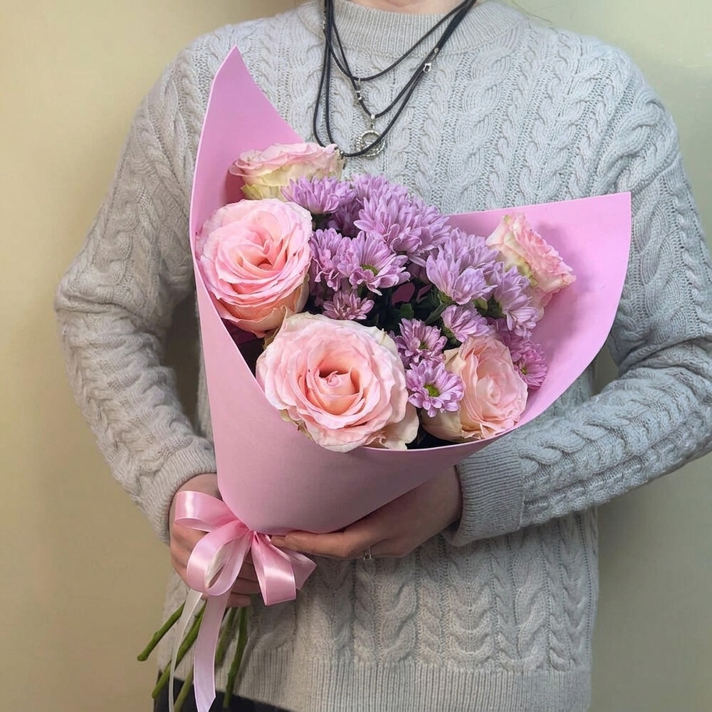 Букет из 5 розоБукет из 5 розовых роз и кустовых хризантем в упаковке (в школу 1 сентября)вых роз и кустовых хризантем в упаковке (в школу 1 сентября)