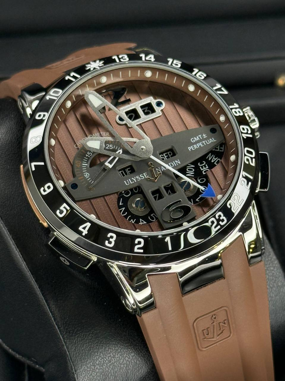 Часы Ulysse Nardin Executive El Toro GMT Perpetual