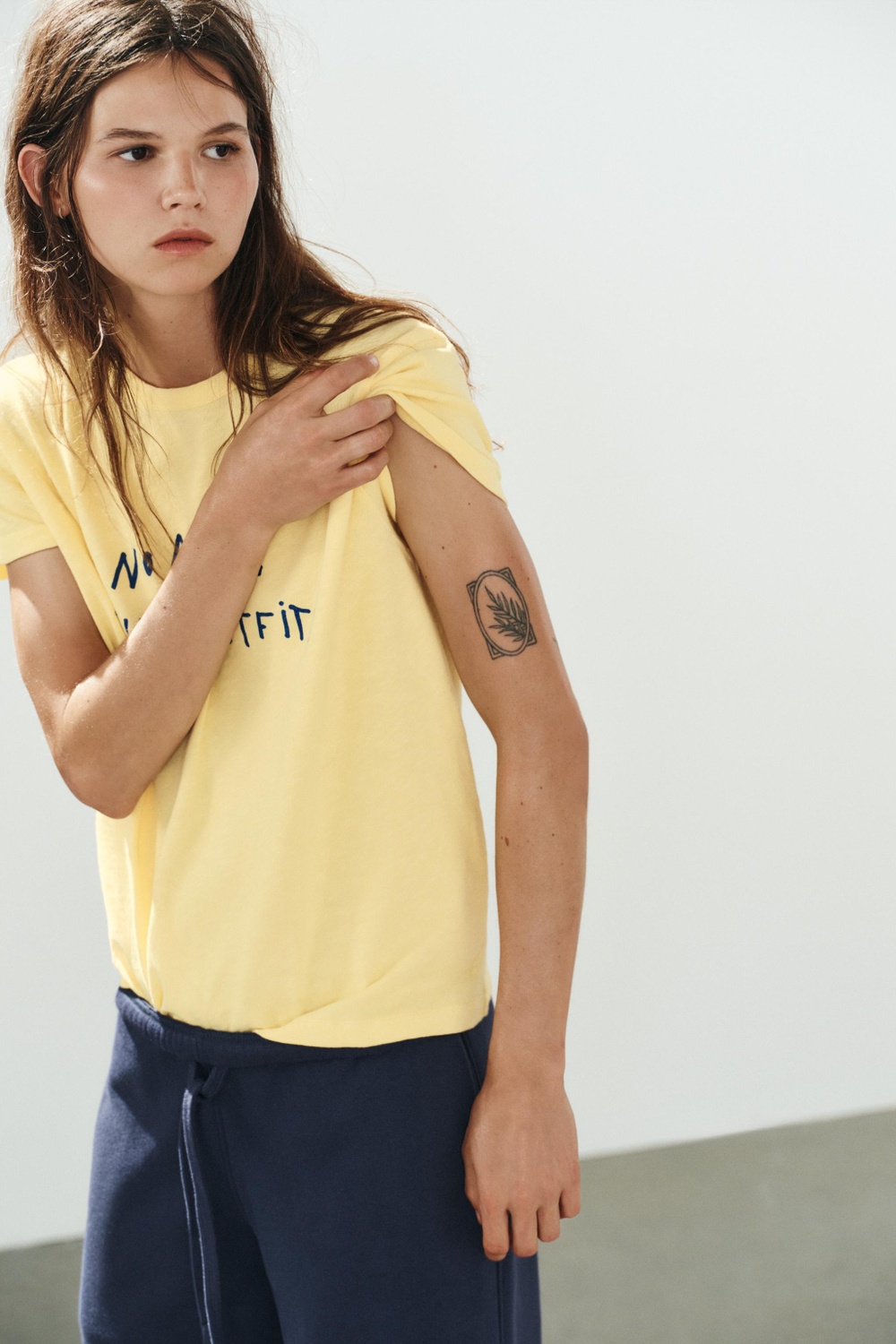 ЖЕЛТАЯ ФУТБОЛКА С НАДПИСЬЮ — ZARA