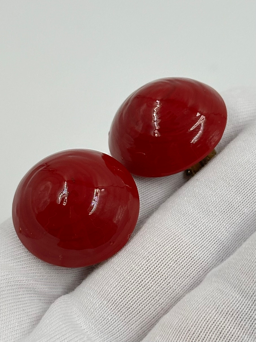Клипсы из красного стекла