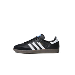 alt="adidas Samba OG Black White Gum B75807 черные замшевые кроссовки с белыми полосками и gum-подошвой вид сбоку на белом фоне"