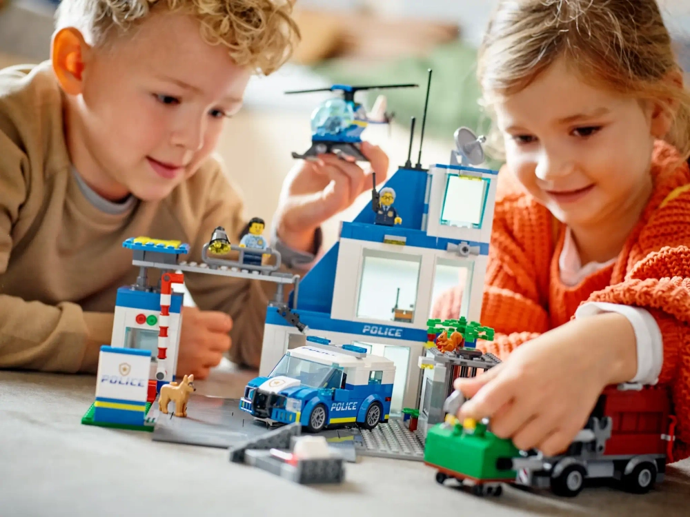 Конструктор LEGO City 60316 Полицейский участок города