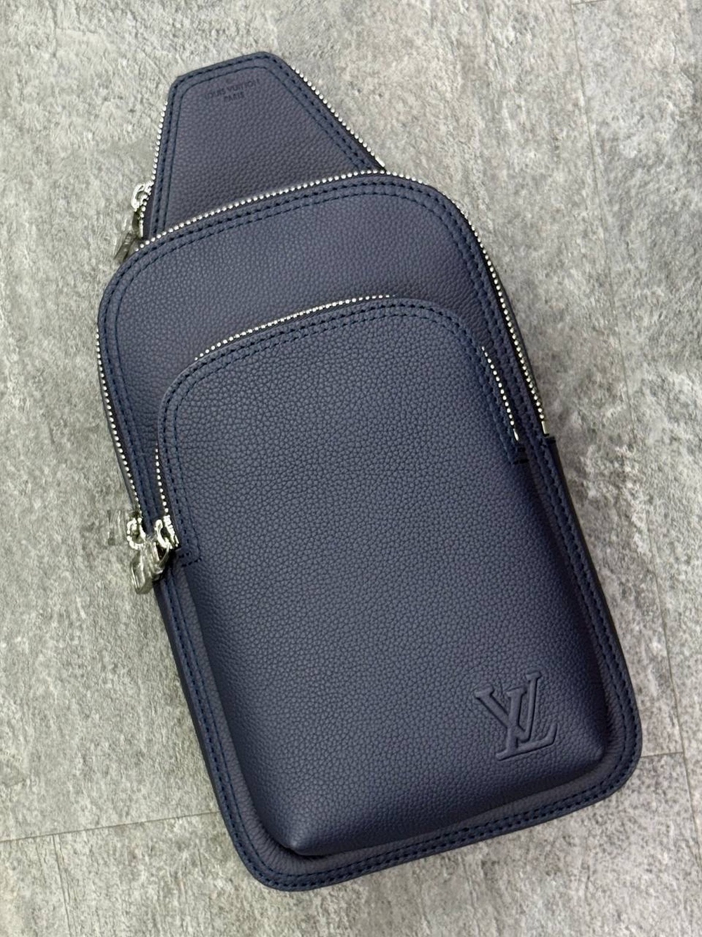 Нагрудная сумка-слинг Louis Vuitton Avenue