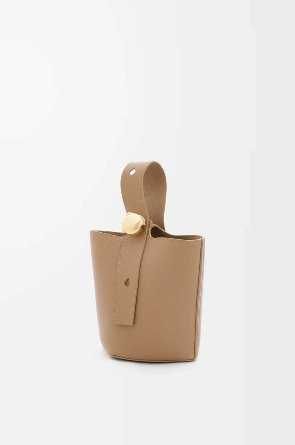 Loewe Мини-сумка-ведро Pebble из мягкой зернистой телячьей кожи, светло-коричневый