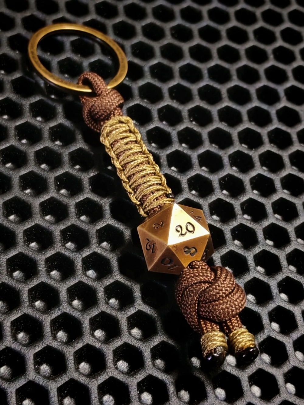 Брелок с латунной бусиной D20