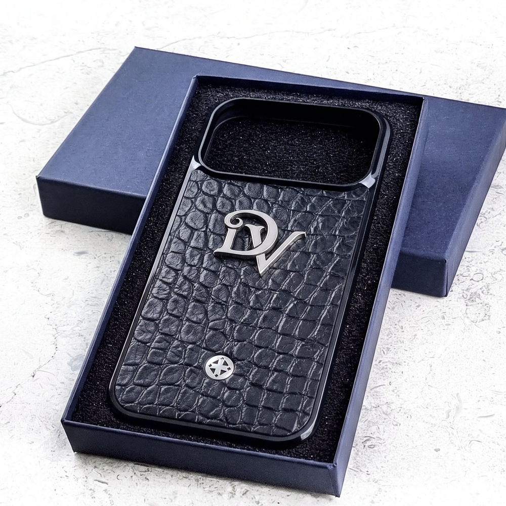 Персонализированный кожаный чехол Euphoria Initials Premium MiniCroc для iPhone 18 Pro Max с серебряными инициалами в премиальной подарочной упаковке