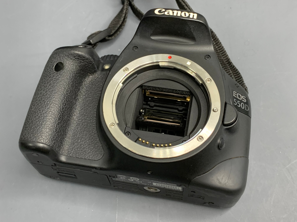 Canon 550D kit 18-55mm 3.5-5.6 IS 4.000 кадров
