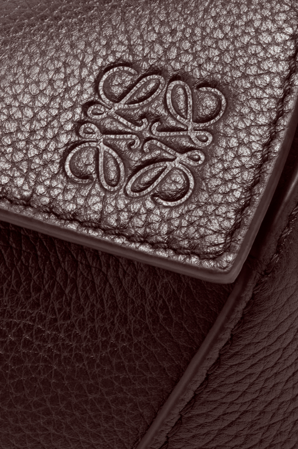 Loewe Мини-сумка Puzzle Edge из мягкой зернистой телячьей кожи, темно-каштановый