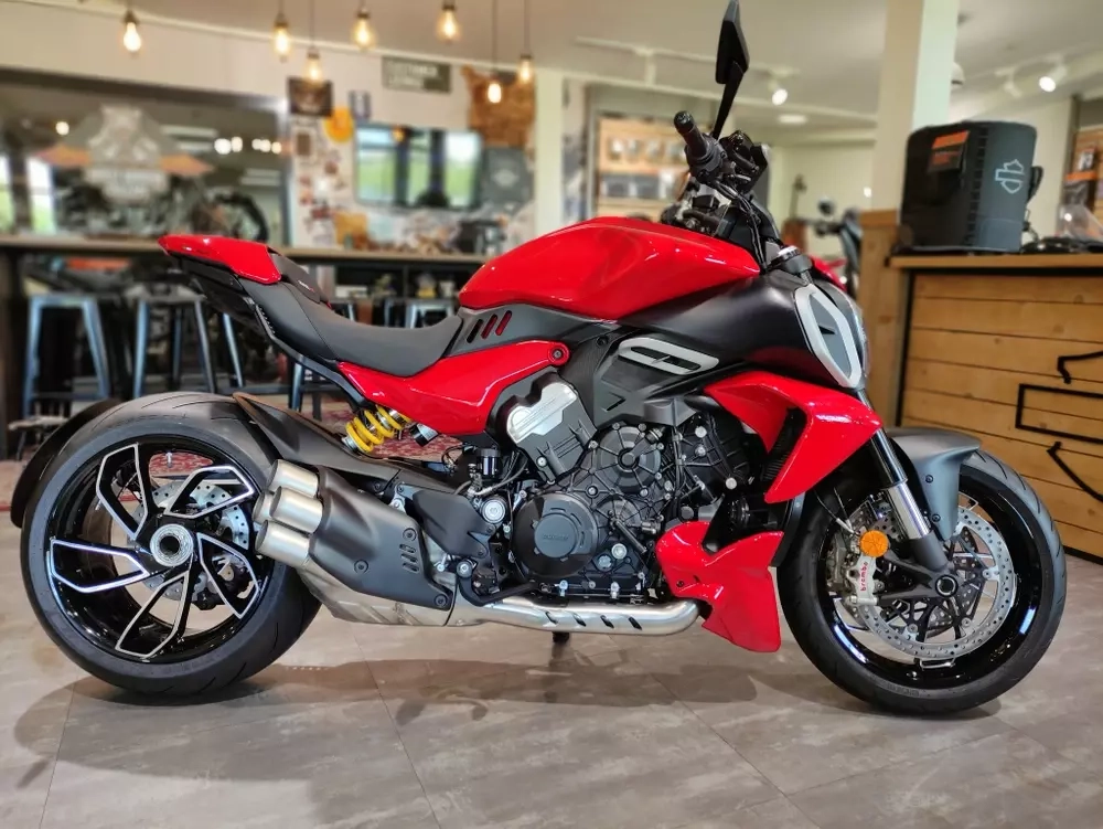 Ducati Diavel V4 (2023) RED новый