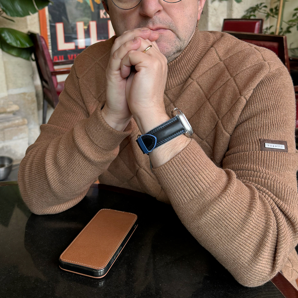 Ремешок для Apple Watch Ultra 49mm из кожи теленка черного цвета с синей строчкой