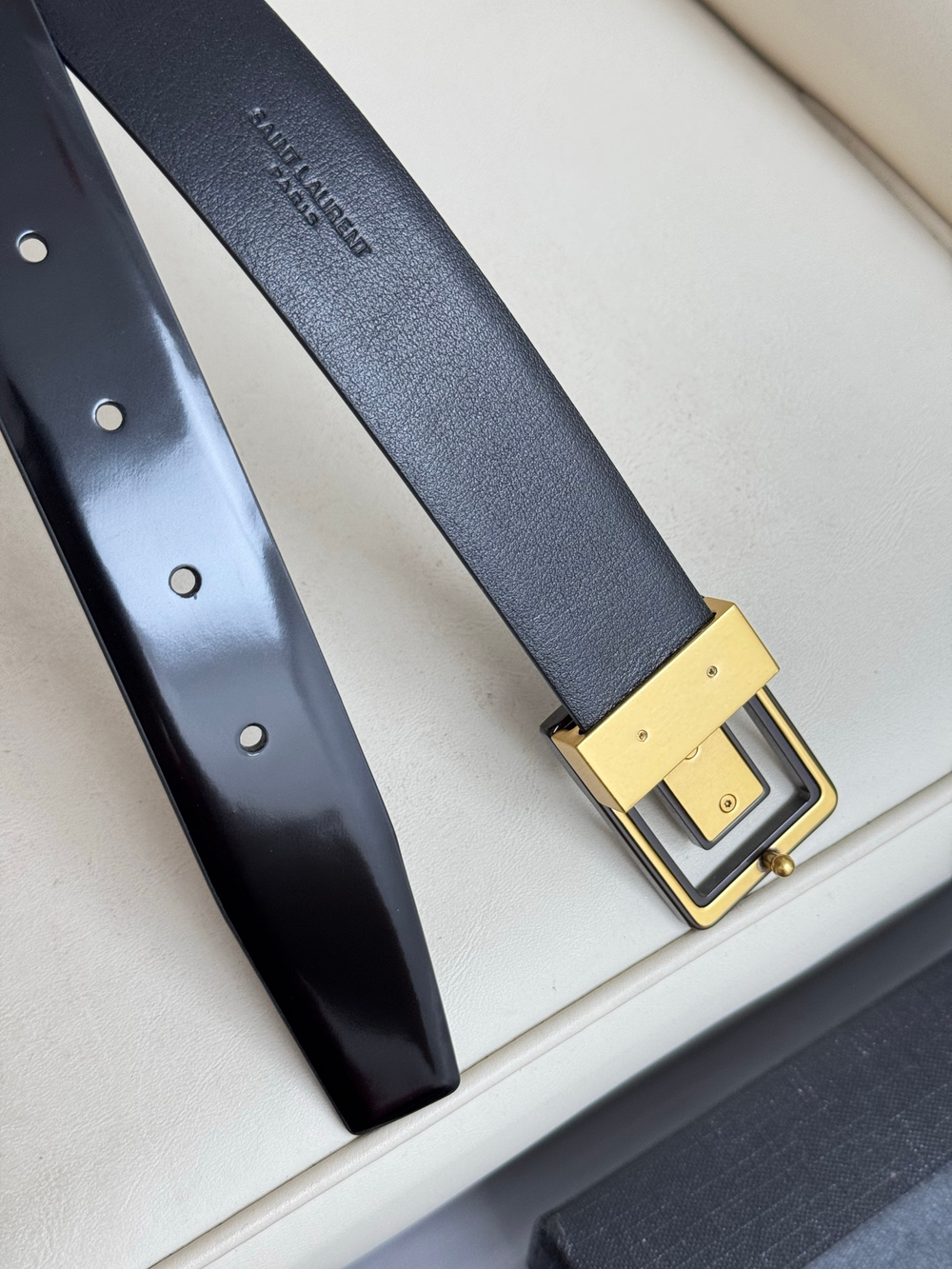 Женский ремень Saint Laurent 3,0 см — чёрный с глянцевой поверхностью и чёрной пряжкой YSL — фото 4