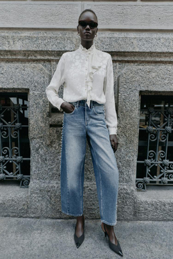 ZARA БЛУЗА С ЦВЕТОЧНЫМ ЖАККАРДОВЫМ УЗОРОМ И ВОЛАНАМИ, БЕЛЫЙ