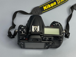 Nikon D300 — 17 000 кадров
