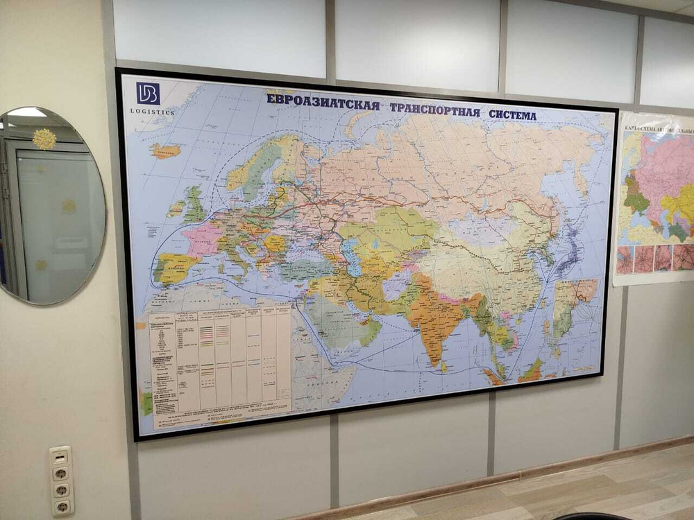 Размер карты 150 см на 200 см + ПВХ + Клей + Подрамник (для усиления) + Рамка (багет)