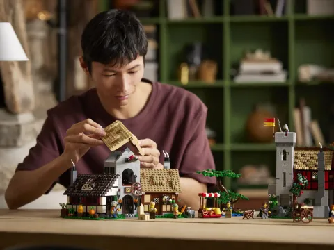 Конструктор LEGO Icons 10332 Средневековая городская площадь