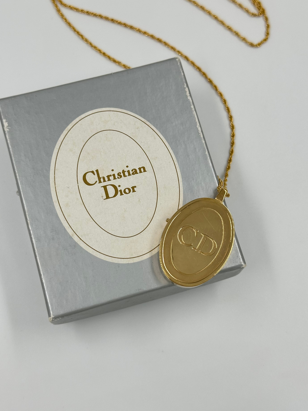 Часы-кулон Christian Dior