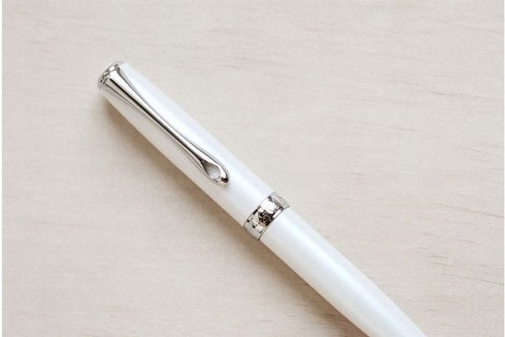 Перьевая ручка Diplomat Excellence pearl white F (D20000364) 3