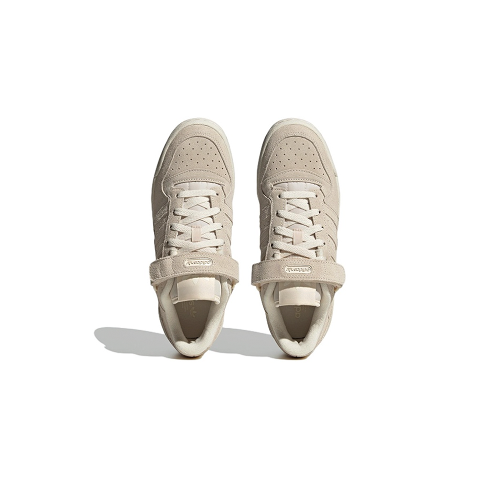 alt="Кроссовки adidas Forum Low арт. FZ6534 с белой замшей и ремешком на липучке вид спереди"