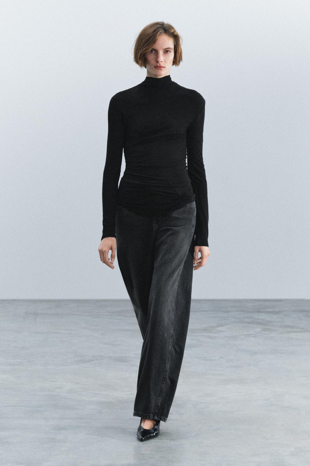 ФУТБОЛКА С ВЫСОКИМ ВОРОТНИКОМ И СБОРКАМИ — ZARA