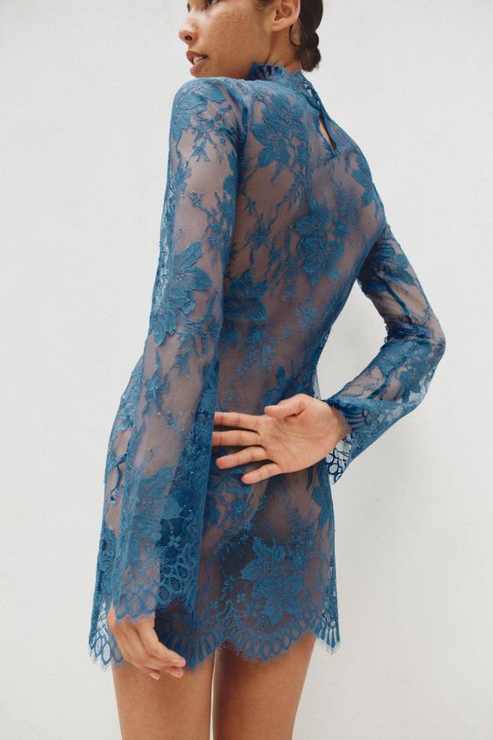 ZARA КРУЖЕВНОЕ МИНИ-ПЛАТЬЕ, СИНИЙ