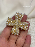 Брошь Шан. золотистая в форме креста с натуральным жемчугом