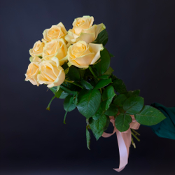 Flower bouquet of 7 Russian creamy roses