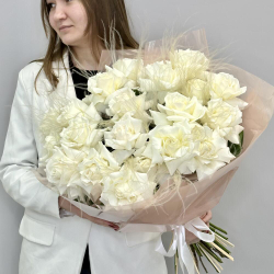«Бланка» монобукет из 25 французских белых роз Плайя Бланка