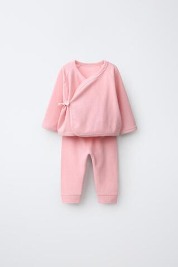 ZARA КОМПЛЕКТ ИЗ ФУТБОЛКИ НА ЗАПАХ И ФАКТУРНЫХ ЛЕГИНСОВ, РОЗОВЫЙ